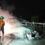 Sebuah mobil minibus Toyota Avanza dengan nomor polisi N 1478 ABN terbakar hebat usai terseret truk sejauh 200 meter. Foto iNewsSurabaya/aries