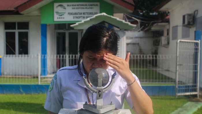 Petugas Badan Meteorologi, Klimatologi dan Geofisika (BMKG) mengamati alat pengukur durasi penyinaran matahari (Campbell Stokes) di Laboratorium Terbuka BMKG, Medan, Sumatera Utara, Senin (2/6/2025). Balai Besar Meteorologi Klimatologi dan Geofisika (BBMKG) Wilayah I Medan menyatakan Kota Medan dan sekitarnya dilanda cuaca panas menyegat hingga mencapai 38,2 derajat pada awal Juni 2025 dan menjadi salah satu suhu tertinggi dalam beberapa bulan terakhir karena minimnya pembentukan awan akibat aliran udara divergen atau menyebar yang menghambat pertumbuhan awan hujan sehingga potensi turunnya hujan berkurang secara signifikan. ANTARA FOTO/Fransisco Carolio/bar
