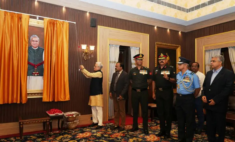 राजभवन में आयोजित कारगिल विजय दिवस कार्यक्रम में पूर्व प्रधानमंत्री अटल बिहारी वाजपेयी के चित्र का अनावरण करते राज्यपाल जिष्णु देव वर्मा।