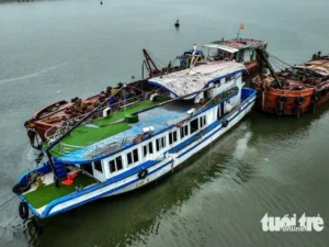 Tàu du lịch Vịnh Xanh QN-7105 được lai dắt về khu cảng Cái Lân sáng 20-7 - Ảnh: NAM TRẦN