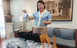 DOXYCYCLINE FOR MEDIA. Iloilo City Mayor Raisa Treñas distributes doxycycline capsules, rubber boots and care kits to members of the media covering the city hall beat on Tuesday (July 22, 2025). The city government, through the health office, is distributing doxycycline capsules to residents as prophylaxis for leptospirosis. (PNA photo by Perla Lena)
