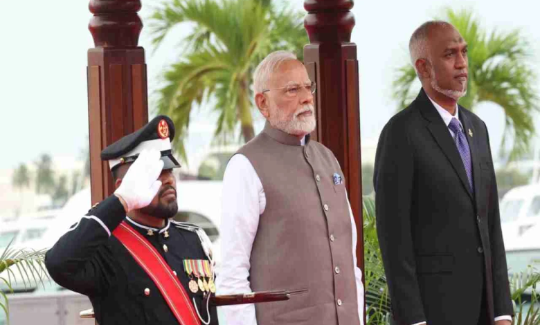 प्रधानमंत्री मोदी मालदीव की आज़ादी की 60वीं वर्षगांठ के जश्न में शामिल होते हुए