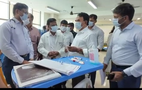 अस्पताल में मरीजों की हालत का जायजा लेते आबकारी मंत्री