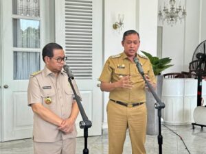 Wali Kota Bekasi, Tri Adhianto dan Gubernur DKI Jakarta, Pramono Anung.