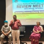हैदराबाद जिला चिकित्सा एवं स्वास्थ्य कार्यालय द्वारा मौसमी बीमारियों को लेकर आयोजित समीक्षा बैठक का दृश्य।