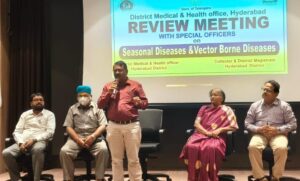 हैदराबाद जिला चिकित्सा एवं स्वास्थ्य कार्यालय द्वारा मौसमी बीमारियों को लेकर आयोजित समीक्षा बैठक का दृश्य।