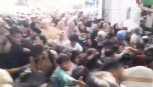 GARUT – Pesta rakyat dalam rangka syukuran pernikahan Putri Karlina, Wakil Bupati (Wabup) Garut, dengan Maula Akbar, putra Gubernur Dedi Mulyadi, di Alun-alun Garut, berubah menjadi tragedi. Tiga orang dilaporkan meninggal dunia akibat berdesakan dalam kerumunan massa yang membludak saat acara berlangsung, Jumat (18/7/2025).