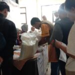 Pemerintah Kota (Pemkot) Bandung mulai menyalurkan bantuan pangan berupa beras kepada keluarga penerima manfaat di Kelurahan Cihapit, Jl. Sabang, Kota Bandung, Jumat (18/7). (Diwan Sapta Nurmawan/Radar Bandung)