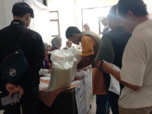 Pemerintah Kota (Pemkot) Bandung mulai menyalurkan bantuan pangan berupa beras kepada keluarga penerima manfaat di Kelurahan Cihapit, Jl. Sabang, Kota Bandung, Jumat (18/7). (Diwan Sapta Nurmawan/Radar Bandung)