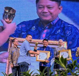 Forum Pimred 2025 menobatkan Ali Imam Faryadi Direktur Utama Perumda Tirta Patriot sebagai Pemimpin Visioner dalam sub bidang Air Bersih, pada Jumat (18/7/2025), yang berlangsung Ballroom Aston Hotel Serang, Provinsi Banten.