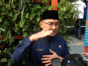 Wali Kota Bandung, Muhammad Farhan saat ditemui di kawasan Tamansari, Rabu (9/7). (Diwan Sapta Nurmawan/Radar Bandung)