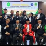 Sebagian advokat DePA-RI yang baru disumpah oleh Ketua Pengadilan Tinggi Banjarmasin sekaligus mantan Ketua KPK, Nawawi Pomolango (tengah, bertoga merah) di Banjarmasin Kalimantan Selatan pada 15 Juli 2025 (Foto: Dok. DePA-RI)