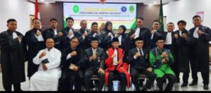 Sebagian advokat DePA-RI yang baru disumpah oleh Ketua Pengadilan Tinggi Banjarmasin sekaligus mantan Ketua KPK, Nawawi Pomolango (tengah, bertoga merah) di Banjarmasin Kalimantan Selatan pada 15 Juli 2025 (Foto: Dok. DePA-RI)