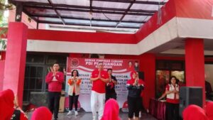 KOTA BEKASI – Badan Penanggulangan Bencana (Baguna) DPD PDIP Jawa Barat menggelar senam Sicita dan bakti sosial (baksos) kesehatan gratis, bertempat di eks kantor DPC PDI Perjuangan Kota Bekasi, Jalan Chairil Anwar, Bekasi Timur, Sabtu (19/07/2025) pagi