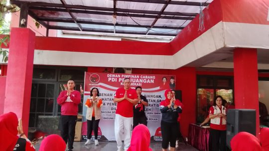 KOTA BEKASI – Badan Penanggulangan Bencana (Baguna) DPD PDIP Jawa Barat menggelar senam Sicita dan bakti sosial (baksos) kesehatan gratis, bertempat di eks kantor DPC PDI Perjuangan Kota Bekasi, Jalan Chairil Anwar, Bekasi Timur, Sabtu (19/07/2025) pagi