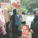 Antusias warga saat sedang antri makanan di salah satu tenant UMKM di Festival Bandung Nyuanki 2025, Taman Dewi Sartika, Kota Bandung, Sabtu (19/7). (Diwan Sapta Nurmawan/Radar Bandung)