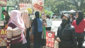 Antusias warga saat sedang antri makanan di salah satu tenant UMKM di Festival Bandung Nyuanki 2025, Taman Dewi Sartika, Kota Bandung, Sabtu (19/7). (Diwan Sapta Nurmawan/Radar Bandung)
