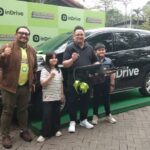 Direktur Bisnis inDrive Indonesia, Ryan Rwanda (paling kiri) bersama pemenang hadiah utama mobil Mitsubishi Xpander, Gas! Gas! Gas! Menangnya Ngegas, Jumat (25/7). (Diwan Sapta Nurmawan/Radar Bandung)