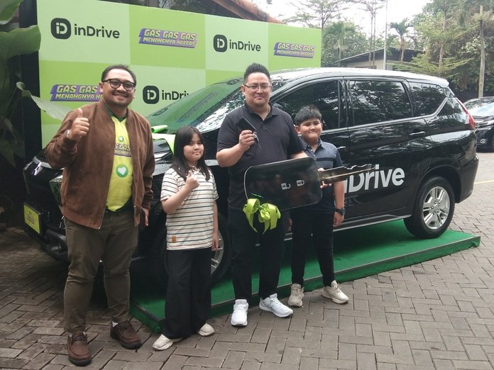 Direktur Bisnis inDrive Indonesia, Ryan Rwanda (paling kiri) bersama pemenang hadiah utama mobil Mitsubishi Xpander, Gas! Gas! Gas! Menangnya Ngegas, Jumat (25/7). (Diwan Sapta Nurmawan/Radar Bandung)