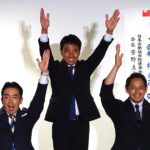 当選を確実にし、支援者らと万歳する籠島氏（中央）＝２０日午後８時１０分ごろ、横浜市西区の会議室3