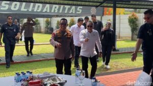 Kapolri Jenderal Listyo Sigit Prabowo sempat lomba menembak melawan Menko Pangan Zulkifli Hasan, Mentan Amran Sulaiman, hingga Wamenpora Taufik Hidayat. (Devi P/detikcom)