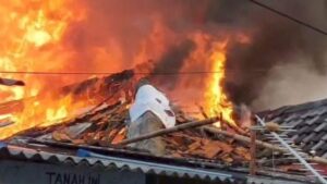 Kebakaran melanda Jalan Kutilang 28, RW 02, Bukit Duri, Tebet, Jakarta Selatan dengan korban empat anak tewas, Sabtu (19/7/2025). (Foto: ANTARA/HO-Dokumentasi Pribadi)