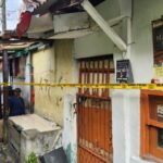 Rumah itu terbakar pada Sabtu (19/7/2025). Empat anak tewas dalam kebakaran ini. Terlihat rumah tersebut terletak di gang sempit. Tampak lokasi dipasangi garis polisi. (Adrial Akbar/detikcom)