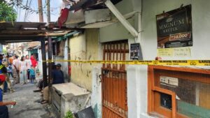 Rumah itu terbakar pada Sabtu (19/7/2025). Empat anak tewas dalam kebakaran ini. Terlihat rumah tersebut terletak di gang sempit. Tampak lokasi dipasangi garis polisi. (Adrial Akbar/detikcom)
