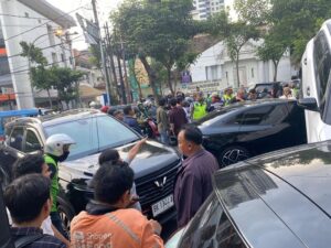 Kecelakaan terjadi pada Senin (26/5) sore sekitar pukul 17.15 WIB. Kecelakaan itu berawal dari mobil listrik BYD oleng sehingga menabrak mobil Avanza berakibat menyenggol mobil Wuling.dan mobil lainnya. (Dok. Polrestabes Medan)