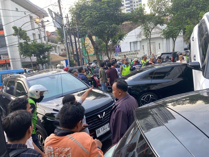“Appearance of 10 Damaged Vehicles After Chain Accident in Medan”