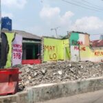 Kontrakan milik Karsih di Bekasi yang telah dibeli oleh lebih dari 70 orang. Dua unit kontrakan dihancurkan oleh sang kakak setelah Karsih kabur. Foto: Sekar Aqillah Indraswari