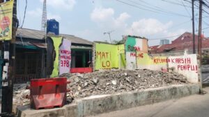 Kontrakan milik Karsih di Bekasi yang telah dibeli oleh lebih dari 70 orang. Dua unit kontrakan dihancurkan oleh sang kakak setelah Karsih kabur. Foto: Sekar Aqillah Indraswari