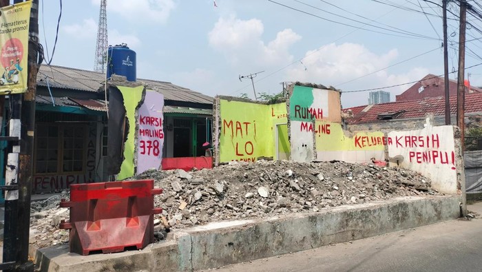 Kontrakan milik Karsih di Bekasi yang telah dibeli oleh lebih dari 70 orang. Dua unit kontrakan dihancurkan oleh sang kakak setelah Karsih kabur. Foto: Sekar Aqillah Indraswari
