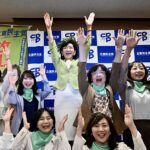 ４期目の当選を確実にし、万歳する牧山氏（中央）ら＝２０日午後８時１０分ごろ、横浜市中区のホテル（立石 祐志写す）