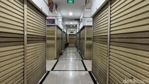 Potret sepinya pusat perbelanjaan Bekasi Junction di Bekasi, Rabu (18/6/2026). Lorong-lorong yang dulunya ramai dengan kios pakaian kini terlihat gelap dan tak berpenghuni.