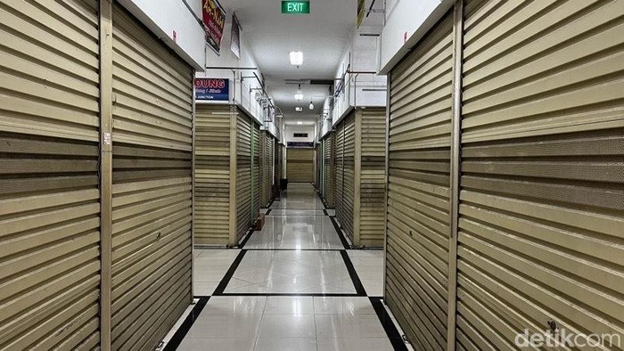 Potret sepinya pusat perbelanjaan Bekasi Junction di Bekasi, Rabu (18/6/2026). Lorong-lorong yang dulunya ramai dengan kios pakaian kini terlihat gelap dan tak berpenghuni.