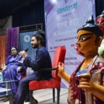बंजारा हिल्स स्थित सप्तपर्णी में संस्कृति द्वारा आयोजित सत्र मेंमॉडरेटर डॉ. रेणु स्वरूप के साथ चर्चा करते डिजाइनर सौरव दास। अवसर पर स्वागत वक्तव्य देतीं अध्यक्ष रमा पटवा। साथ में विभिन्न प्रकार की साड़ियों पर रैंप वॉक करतीं संस्कृति सदस्याएँ।