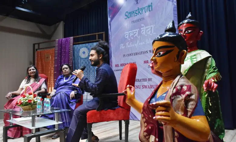 बंजारा हिल्स स्थित सप्तपर्णी में संस्कृति द्वारा आयोजित सत्र मेंमॉडरेटर डॉ. रेणु स्वरूप के साथ चर्चा करते डिजाइनर सौरव दास। अवसर पर स्वागत वक्तव्य देतीं अध्यक्ष रमा पटवा। साथ में विभिन्न प्रकार की साड़ियों पर रैंप वॉक करतीं संस्कृति सदस्याएँ।