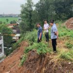 Phó Chủ tịch UBND xã Mỹ Đức Lê Văn Đoàn kiểm tra khu vực có nguy cơ sạt lở đất. Ảnh: Thu An