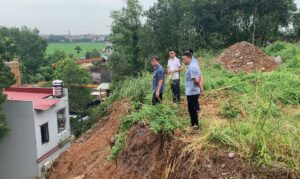 Phó Chủ tịch UBND xã Mỹ Đức Lê Văn Đoàn kiểm tra khu vực có nguy cơ sạt lở đất. Ảnh: Thu An