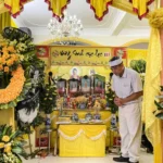 Bốn di ảnh bốn người trong gia đình nằm sát cạnh nhau trên ban thờ - Ảnh: NGUYỄN ĐỨC