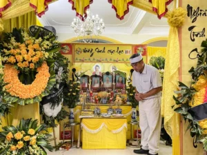 Bốn di ảnh bốn người trong gia đình nằm sát cạnh nhau trên ban thờ - Ảnh: NGUYỄN ĐỨC