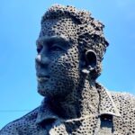 Patung ini dibuat oleh Nyoman Nuarta, seniman patung ternama Indonesia. Ia diminta langsung oleh Ateng Wahyudi untuk membuat simbol olahraga kebanggaan Bandung.