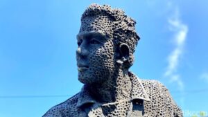 Patung ini dibuat oleh Nyoman Nuarta, seniman patung ternama Indonesia. Ia diminta langsung oleh Ateng Wahyudi untuk membuat simbol olahraga kebanggaan Bandung.