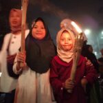 Peserta berasal dari berbagai kalangan, mulai dari pelajar, komunitas remaja masjid, hingga keluarga yang membawa anak-anak mereka. Dengan obor menyala di tangan, mereka berjalan sembari melantunkan shalawat, takbir, dan doa.