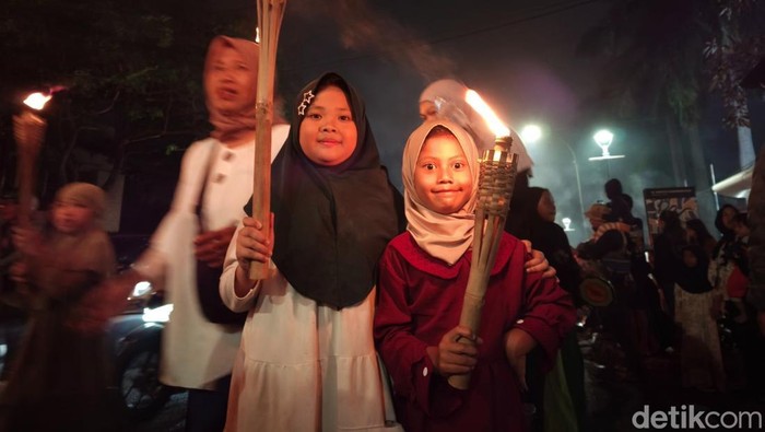 Peserta berasal dari berbagai kalangan, mulai dari pelajar, komunitas remaja masjid, hingga keluarga yang membawa anak-anak mereka. Dengan obor menyala di tangan, mereka berjalan sembari melantunkan shalawat, takbir, dan doa.