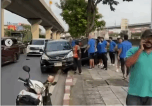 Tangkapan layar kaca bus yang ditumpangi Persib Bandung mengalami kecelakaan di Bangkok, Thailand. (ist)
