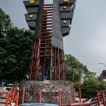 Begini kondisi monumen Kali Bekasi, Rabu (25/6/2025). Sebanyak 10 plat penutup tiang monumen hilang.