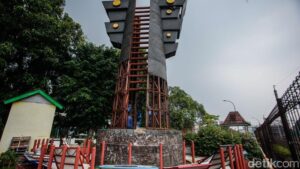 Begini kondisi monumen Kali Bekasi, Rabu (25/6/2025). Sebanyak 10 plat penutup tiang monumen hilang.
