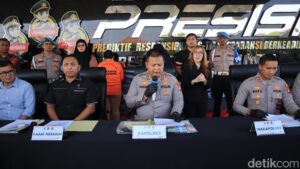 Polisi menangkap dua wanita penipu penjualan kontrakan fiktif di Bekasi. Polisi mengungkap awal mula kasus yang merugikan korban hingga Rp 4,1 miliar ini. (dok Istimewa)